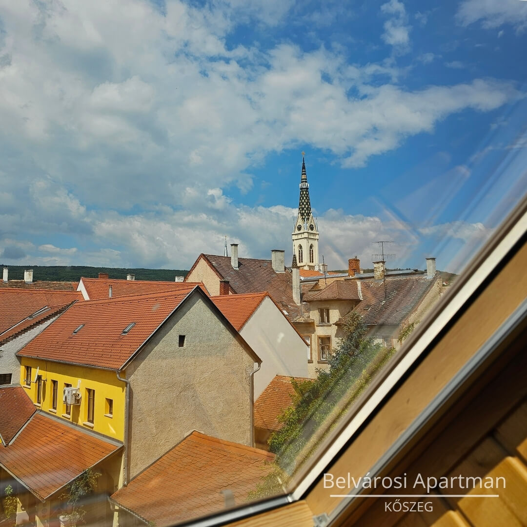 Kilátás a kőszegi Jézus Szíve-templomra az apartmanból