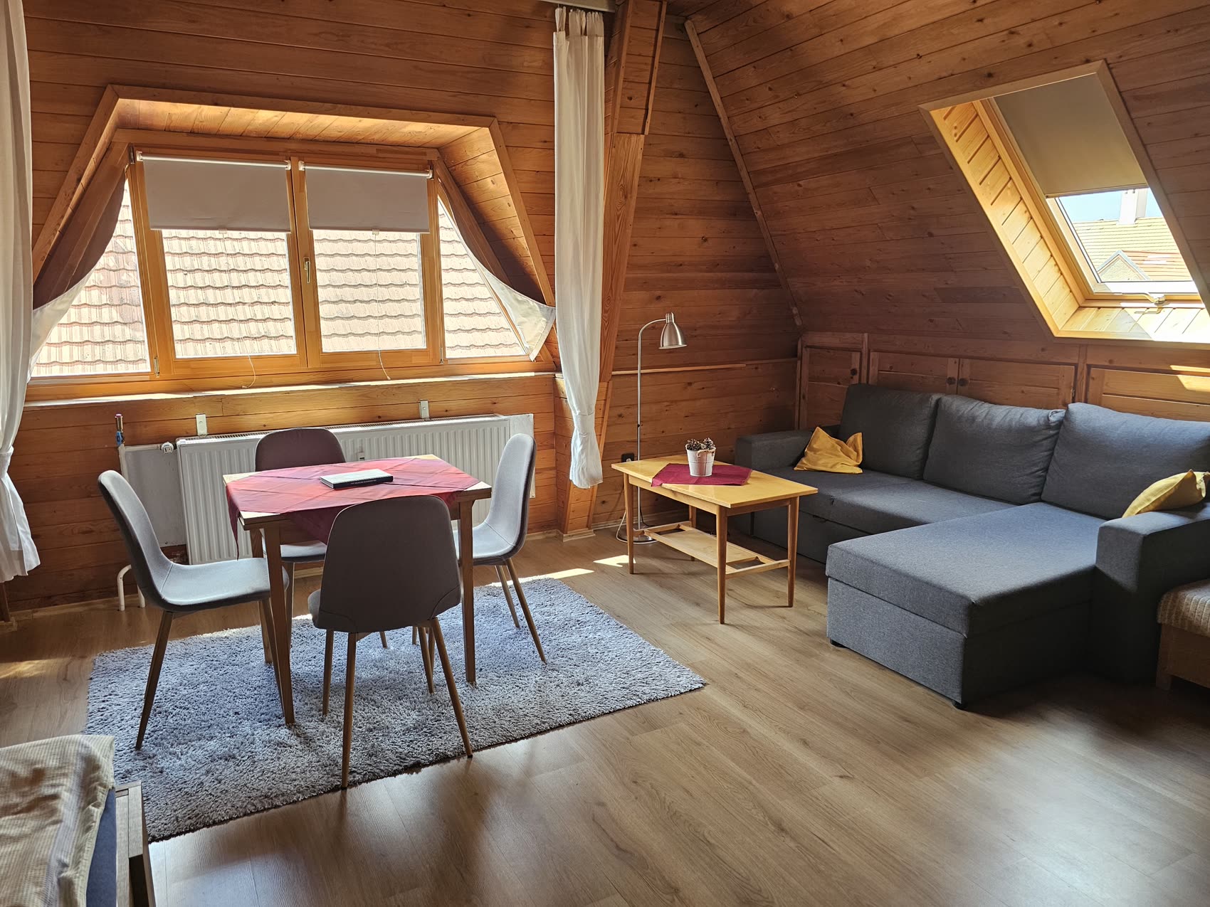 Napfényes nappali az apartmanban
